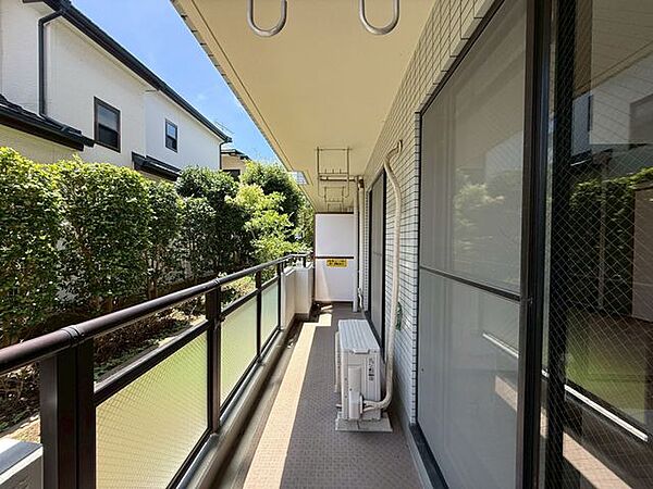 広々バルコニーは、ご家族のお布団をたっぷり干せます。
