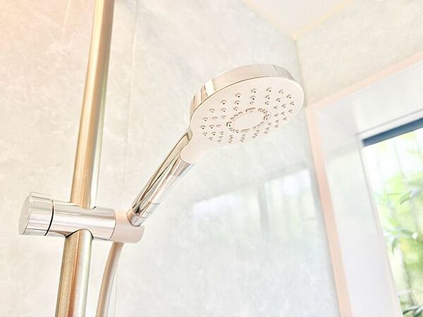 たっぷりお湯を浴びれる大きなシャワーヘッド。