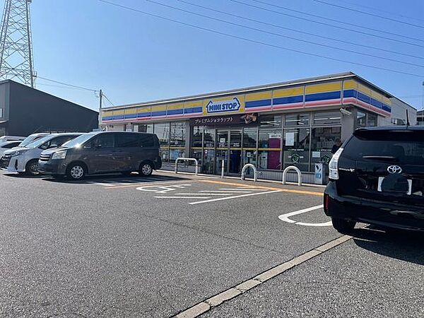 ミニストップ船橋二和西店 徒歩9分。 710m