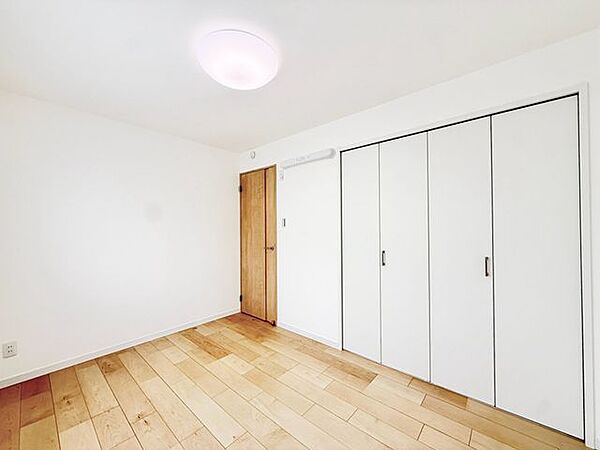 6帖洋室は大きなベッドも置けそうなゆとりのある一室です。