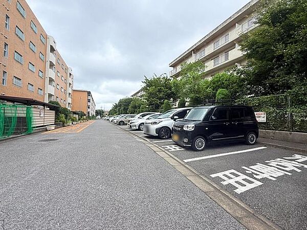駐車場があるため車通勤の方にも安心なマンションです。（空き状況は要確認）
