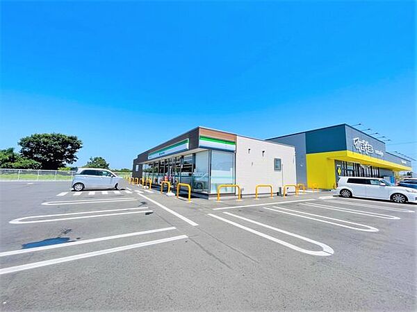 ファミリーマート緑が丘西五丁目店 徒歩14分。 1080m
