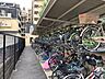 その他：区画がしっかりと分けられている屋根付き駐輪場。