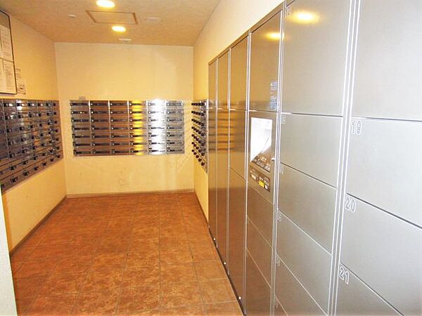 宅配ボックス完備。お仕事が忙しく不在が多い方も楽しみな荷物がスムーズに受け取れます。
