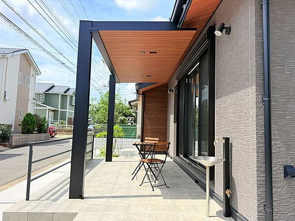 リビング前にはテーブルも置けるテラス付き。BBQも楽しめそうです。