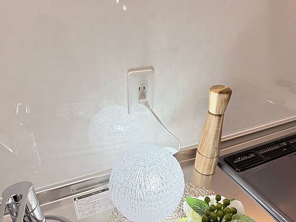キッチン家電に使えるコンセント付き。