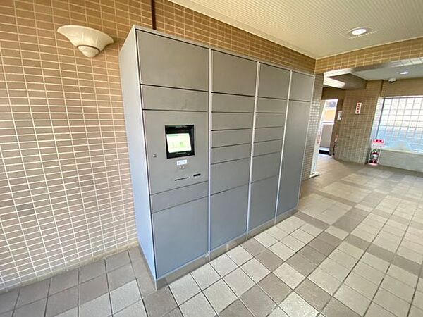 宅配ボックス完備。お仕事が忙しく不在が多い方も楽しみな荷物がスムーズに受け取れます。
