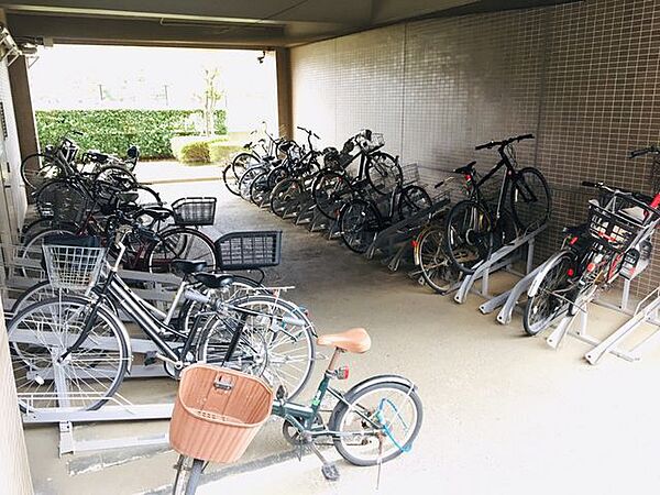 区画がしっかりと分けられている屋根付き駐輪場。