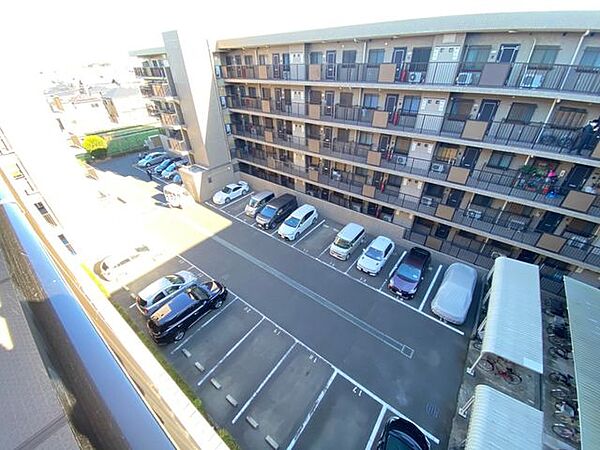 駐車場があるため車通勤の方にも安心なマンションです。（空き状況は要確認）