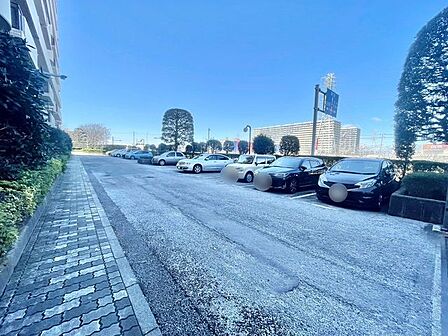 駐車場があるため車通勤の方にも安心なマンションです。（空き状況は要確認）