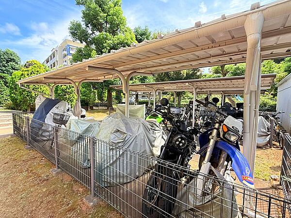 屋根付き駐輪場。