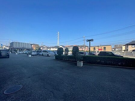 駐車場があるため車通勤の方にも安心なマンションです。（空き状況は要確認）