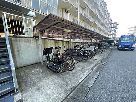 区画がしっかりと分けられている屋根付き駐輪場。