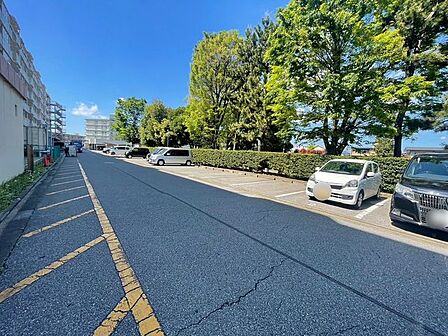 駐車場があるため車通勤の方にも安心なマンションです。(空き状況は要確認)