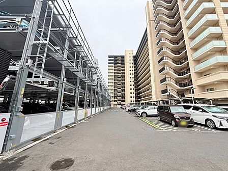 駐車場があるため車通勤の方にも安心なマンションです。(空き状況は要確認)