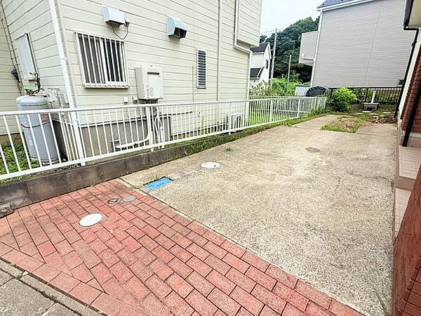車を余裕をもって停められる広さです。是非体感してみてください。感覚が一番の判断材料です。