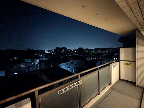広々バルコニーは、ご家族のお布団をたっぷり干せます。