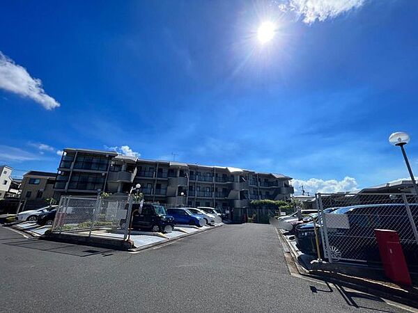 駐車場があるため車通勤の方にも安心なマンションです。（空き状況は要確認）
