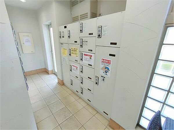 宅配ボックス完備。お仕事が忙しく不在が多い方も楽しみな荷物がスムーズに受け取れます。