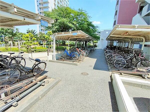 区画がしっかりと分けられている屋根付き駐輪場。