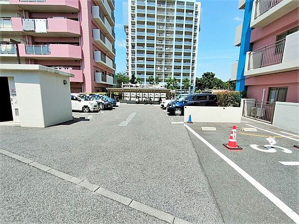 駐車場があるため車通勤の方にも安心なマンションです。（空き状況は要確認）