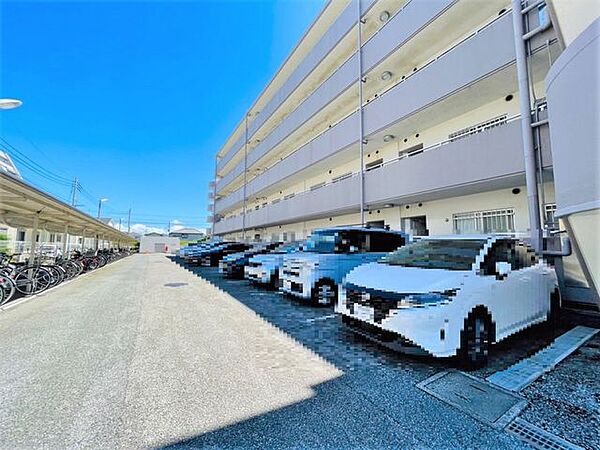 駐車場があるため車通勤の方にも安心なマンションです。（空き状況は要確認）