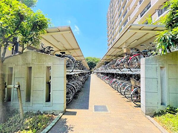 区画がしっかりと分けられている屋根付き駐輪場。