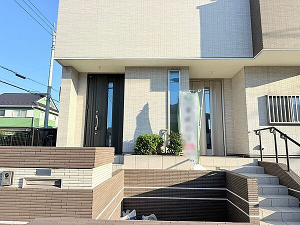 玄関ドアが2つに分かれた2世帯住宅。