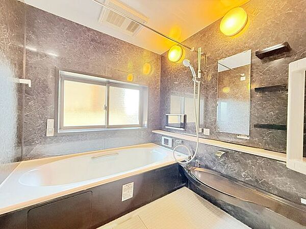 2階浴室はモニター付きバス。浴室換気乾燥機も付いています。