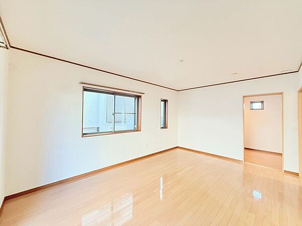 1階洋室の収納も大型です。