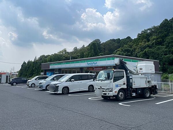 ファミリーマート市原ちはら台東三丁目店 徒歩9分。 650m