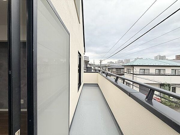 広々バルコニーは、ご家族のお布団をたっぷり干せます。