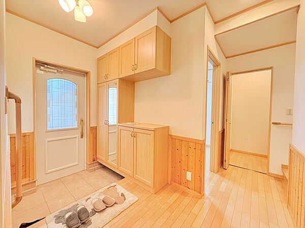 お出かけ前に全身のコーディネートが確認できる大きな鏡付きの玄関です。