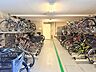 その他：区画がしっかりと分けられている屋根付き駐輪場。