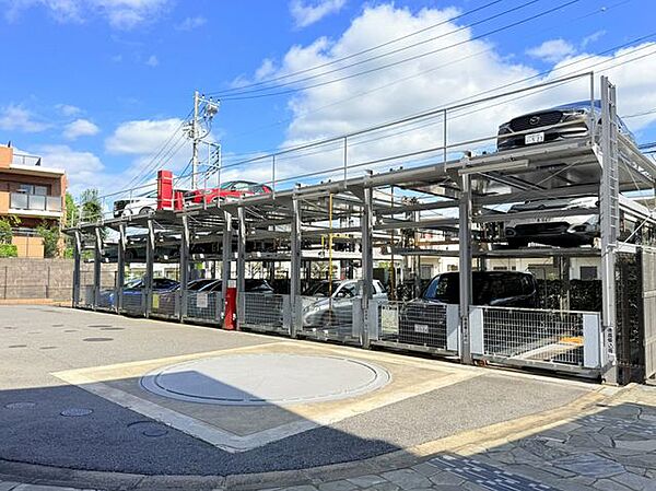 駐車場があるため車通勤の方にも安心なマンションです。（空き状況は要確認）
