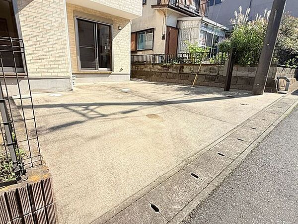 車を余裕をもって停められる広さです。是非体感してみてください。感覚が一番の判断材料です。