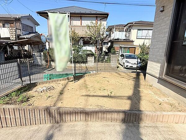 リビングの窓を開けると広がるお庭はフェンス付きでお子様遊びにも安心。