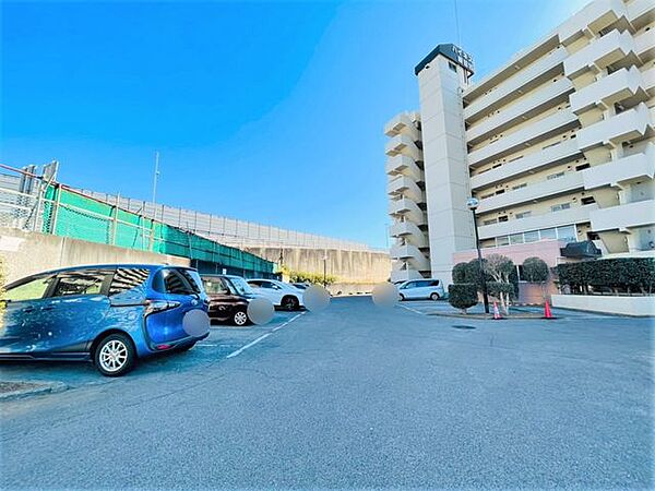 駐車場があるため車通勤の方にも安心なマンションです。（空き状況は要確認）
