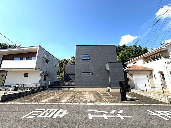 駐車場は車種によって4台まで駐車可能です