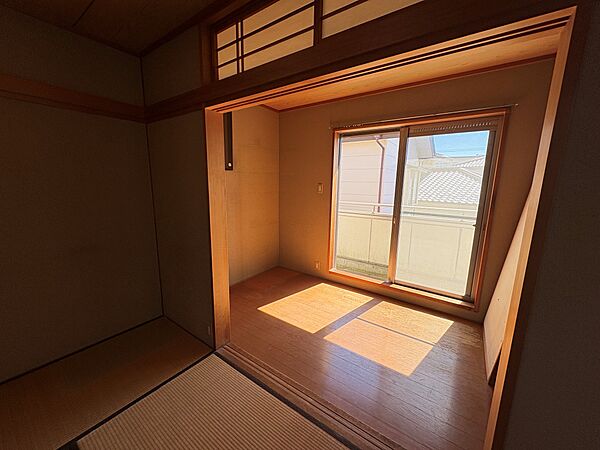 広縁を備え、四季の移ろいを身近に感じられる空間です。