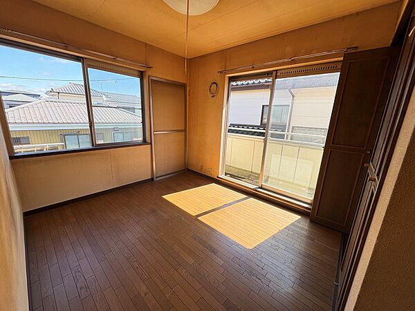 2面採光により、明るく心地よい陽光が差し込む洋室です。
