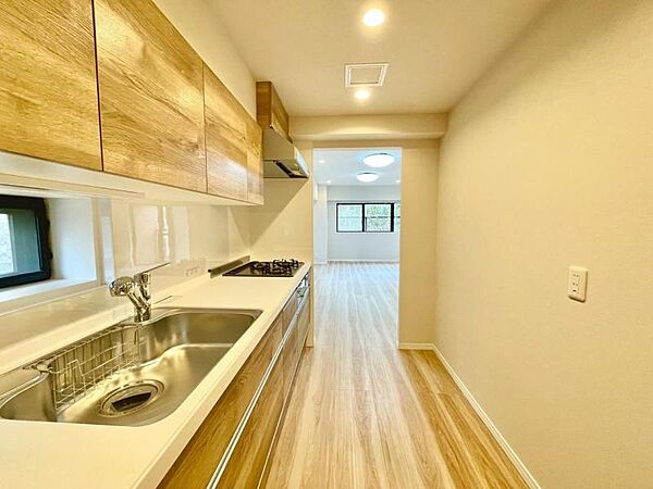 立って、振り向いて、動いてみてください。料理する自分を想像すると実感がわきますよ！