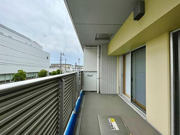 スペースにゆとりがある広いベランダで洗濯物も干せます