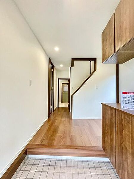 圧迫感のない玄関は、帰宅時の疲れを癒やしてくれる心地よい空間