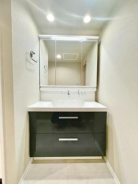 身だしなみチェックもしやすい3面鏡！