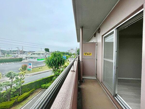 スペースにゆとりがある広いベランダで洗濯物も干せます