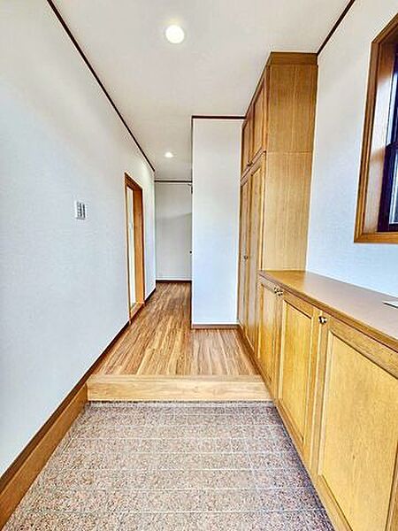 圧迫感のない玄関は、帰宅時の疲れを癒やしてくれる心地よい空間