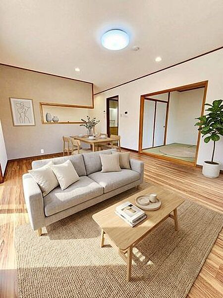 リフォームで生まれ変わった、閑静な住宅街に佇む住まい。南と西に面した開放的な角地で、一日を通して陽光が降り注ぎます。前面道路は12mと広く、駐車もスムーズです。【AIでCG加工、家具配置しております】