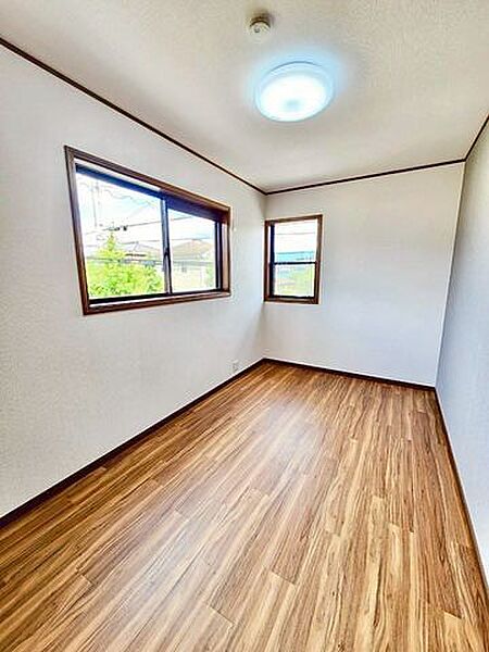 2面採光で自然光が差し込む明るいお部屋
