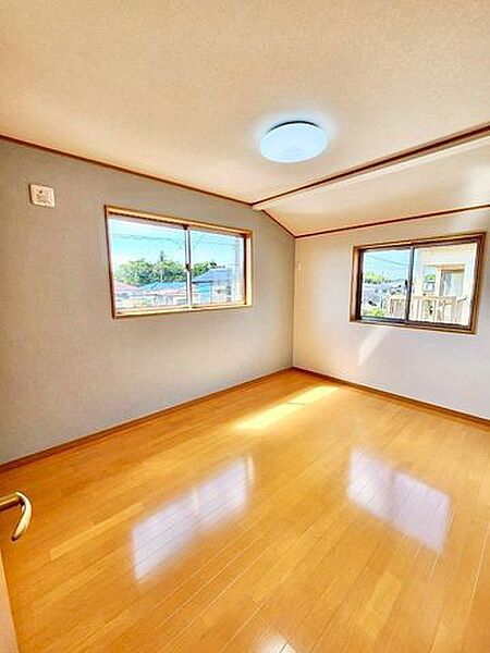 2面採光で自然光が差し込む明るいお部屋